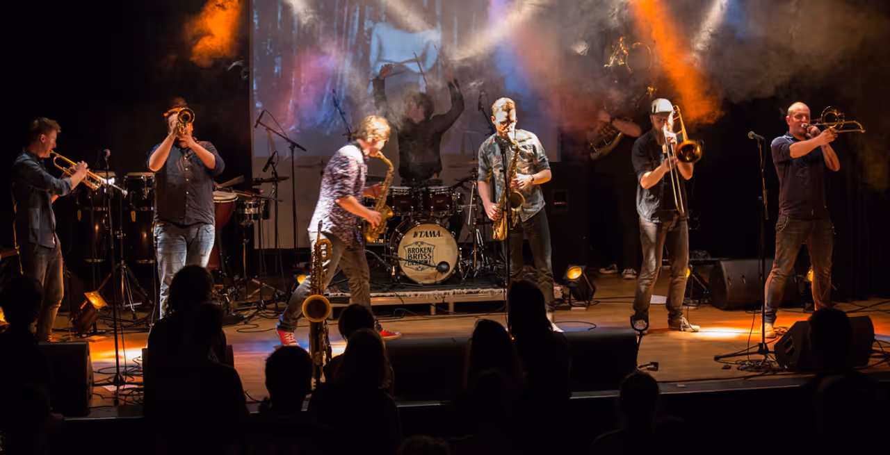 afbeelding van lichtshow Broken Brass Ensamble (2016)