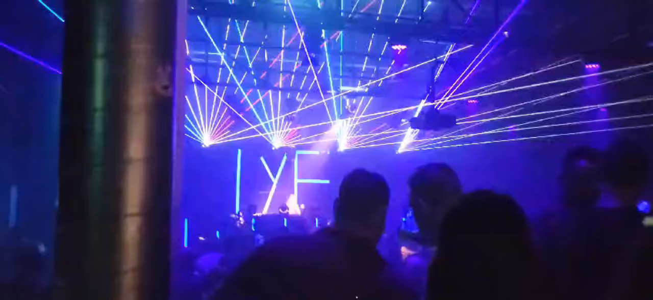 afbeelding van lichtshow drum and bass in your face 15 jaar
