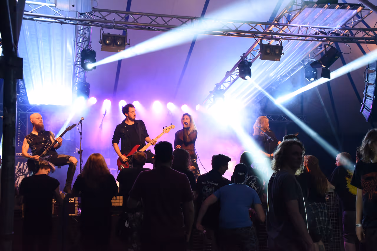 afbeelding van lichtshow Klomppop festivalweekend 2017